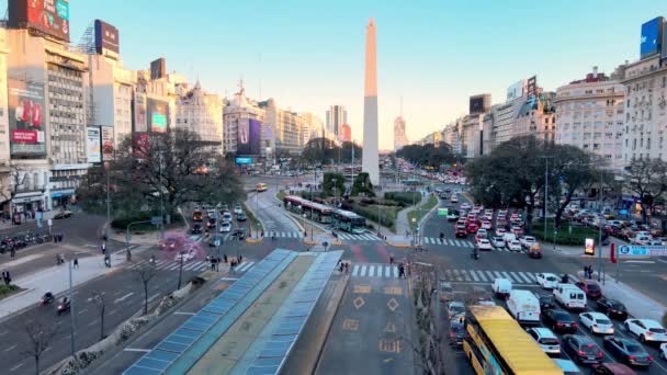 Arjantin Julio Caddesi Numaradaki Obelisco Çevresindeki Trafik Akışının Hava Görüntüsü — Stok video