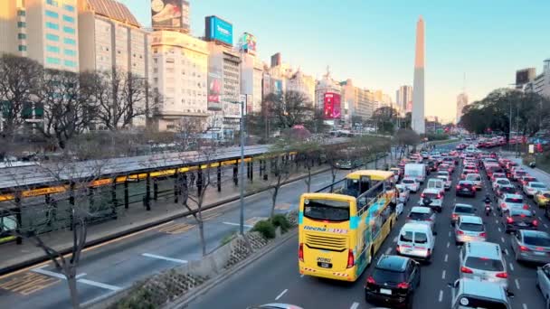 布宜诺斯艾利斯拥挤不堪的街道上汽车刹车灯的空中景观 — 图库视频影像