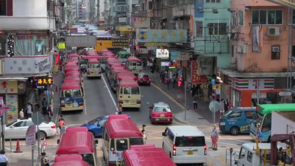 香港のモンコク地区には多数のミニバスが停車しており 中国人の歩行者や通勤客で賑わいを見せています — ストック動画