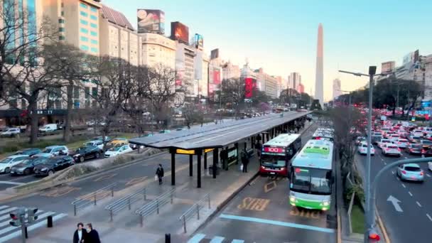 阿根廷繁忙的胡利奥大道9号公共汽车道上下班时的空中景观 — 图库视频影像