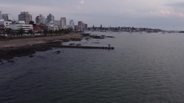 Pareja Romántica Muelle Día Nublado Con Paisaje Urbano Fondo Playa — Vídeo de stock