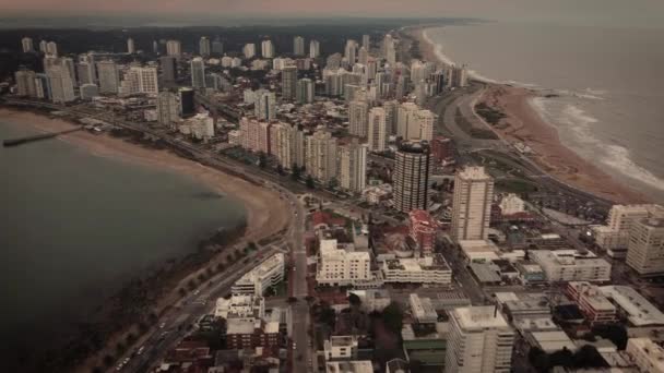 Cinematic Flygfoto Punta Del Este City Med Sandstrand Och Skyskrapor — Stockvideo
