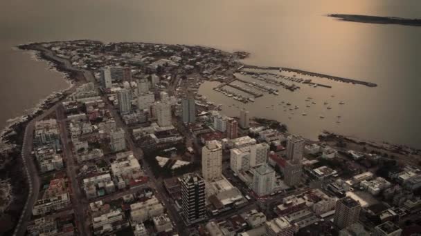 乌拉圭 埃斯特角港口和城市景观黄昏时分 空中无人驾驶飞机视图 — 图库视频影像