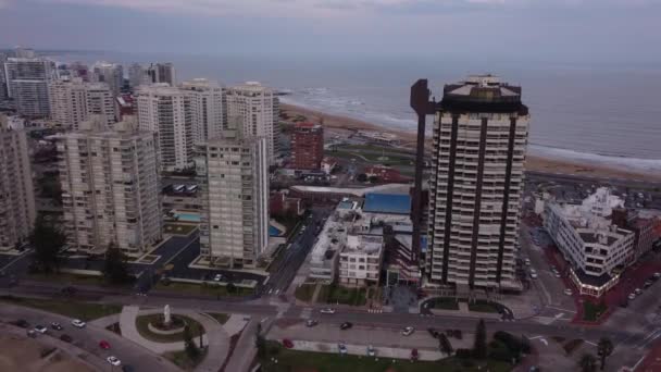 우루과이의 에스테 근처에 건물들 구름낀 날이었다 공중에서 — 비디오