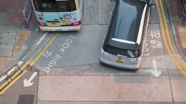 在香港 中国的行人和通勤者 包括一名女学生 在开车经过后穿过马路 — 图库视频影像