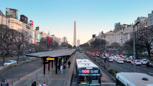 布宜诺斯艾利斯胡利奥大道9号繁忙的公共汽车道和高峰时段的汽车交通 — 图库视频影像