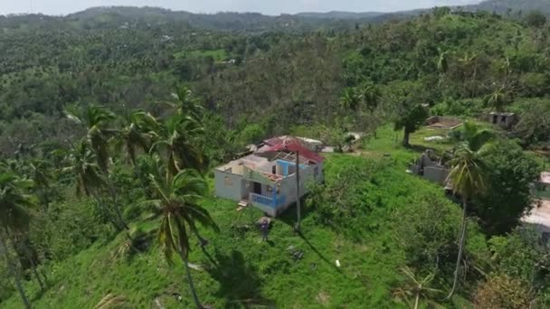 ドミニカ共和国のサマナ州フィオナ ハリケーンによって破壊された家 前方に空中傾斜 — ストック動画