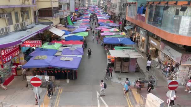 Uma Ampla Foto Panorâmica Compradores Andando Pela Rua Yuen Livre — Vídeo de Stock