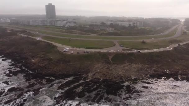 Воздушный Снимок Скалистой Береговой Линии Разбивающимися Волнами Автомобилями Прибрежной Дороге — стоковое видео