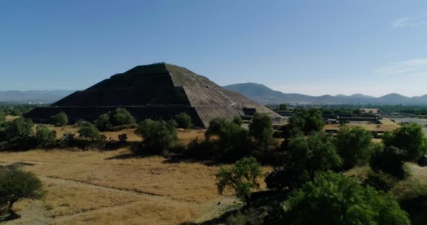Güneşli Teotihuacan Meksika Güneş Tapınağı Yaklaşan Hava Manzarası Turistlerle Dolu — Stok video