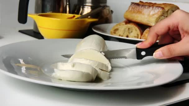 Osoba Krájení Čerstvého Mozzarella Sýra Nožem Zavřít — Stock video