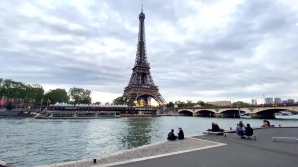Ludzie Włóczą Się Wzdłuż Sekwany Wieżą Eiffla Pont Ina Paryżu — Wideo stockowe