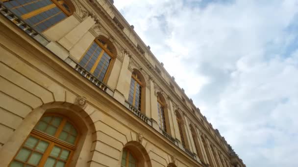 Εξωτερική Άποψη Λεπτομέρεια Του Παλατιού Βερσαλλίες Στη Γαλλία Χαμηλή Γωνία — Αρχείο Βίντεο