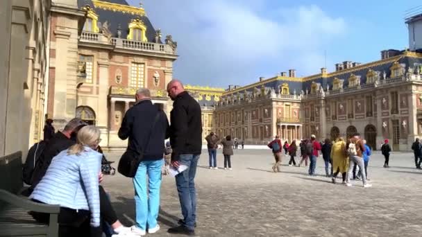 フランスの有名なヴェルサイユ宮殿を訪れる観光客 ワイド — ストック動画