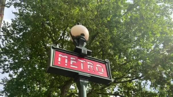 Signo Metro Icónico Ciudad París Francia Ángulo Bajo — Vídeos de Stock