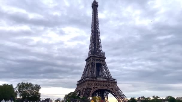 Toeristen Rijden Een Open Excursie Boot Cruisen Seine Met Eiffeltoren — Stockvideo