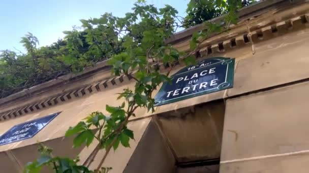 Place Tertre Street Sign Montmartre フランス 低角度 — ストック動画