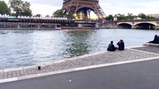 프랑스 파리에 이아와 근처의 둑에서 사람이 기다리고 — 비디오