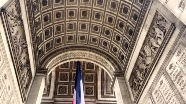 Bandiera Francese Sotto Arco Trionfo Parigi Francia Inclinazione Verso Basso — Video Stock