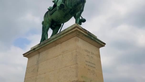 Fransa Nın Paris Yakınlarındaki Versailles Şatosu Nda Louis Bulutlu Gökyüzüne — Stok video