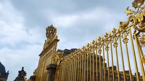 Detalhe Portão Ouro Palácio Versalhes Paris França Ângulo Baixo — Vídeo de Stock
