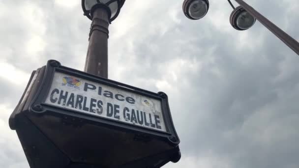 将查尔斯 戴高乐的签名放在法国巴黎凯旋门附近的街灯上 弯下腰 露出来 — 图库视频影像