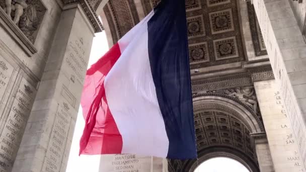 Slow Motion French Flag Vinka Vinden Vid Triumfbågen Paris Frankrike — Stockvideo