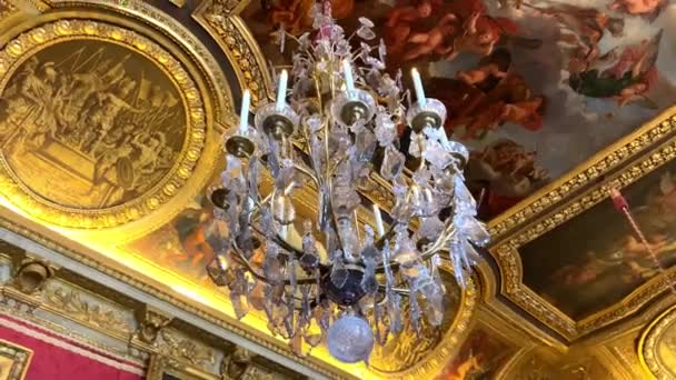 法国巴黎凡尔赛城堡的一个长廊 镜厅内的吊灯 低角度 — 图库视频影像