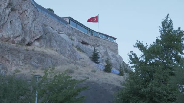 Harput历史古城上空Elazig餐厅上方的土耳其国旗 — 图库视频影像