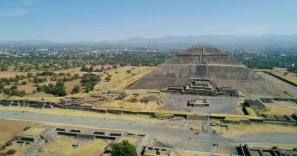 Luftaufnahme Von Der Sonnenpyramide Sonnigen Teotihuacan Mexiko Zurückziehen Drohnenschuss — Stockvideo