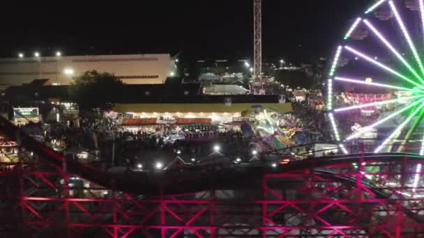 Люди Едут Захватывающих Американских Горках Ярмарке Штата Вашингтон Ночью Слежение — стоковое видео