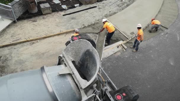 Şçiler Beton Karıştırıcı Kamyonu Inşaat Halindeki Kaldırıma Hazır Çimento Boşaltıyor — Stok video