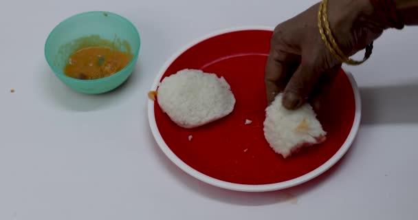 Une Indienne Cassant Morceau Idli Servi Dans Une Assiette Rouge — Video
