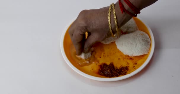 Zbliżenie Ujęcie Żeńskich Rąk Łamiących Południowoindyjskie Śniadanie Idli Jedzących Czerwonym — Wideo stockowe
