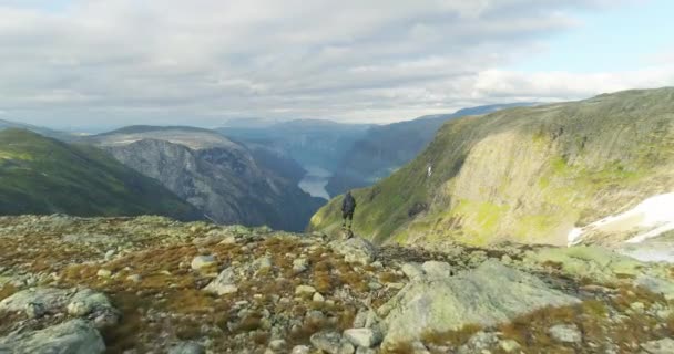 Vol Vers Sur Randonneur Sur Rocher Regardant Fjord Pittoresque Coucher — Video