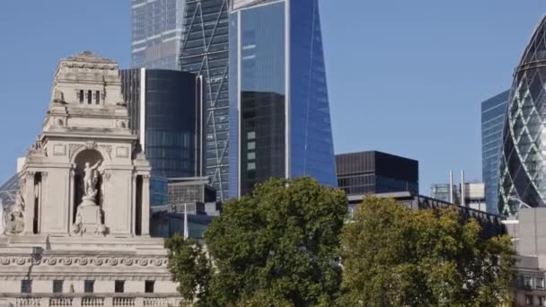 Ορίζοντας Της Πόλης Του Λονδίνου Γυάλινους Ουρανοξύστες Θέα Από Έδαφος — Αρχείο Βίντεο