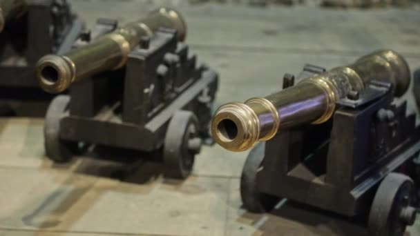 博物館の建物の中の海賊時代の青銅の大砲 ハンドヘルドビュー — ストック動画