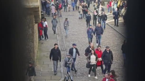 ロンドンの街を歩く多くの人々の窓からのスパイビュー トップビュー — ストック動画