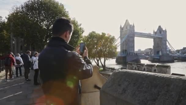Tourist Take Pictures Tower Bridge Tower London Bright Sunshine Back — Stock Video