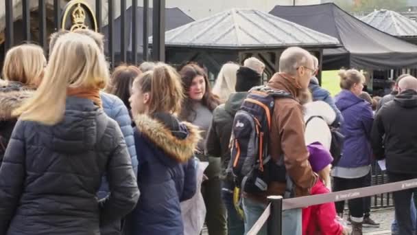 ロンドン塔に入るためのチケットを購入するのを待っている人々の群衆の後ろにキューイング イングランド — ストック動画