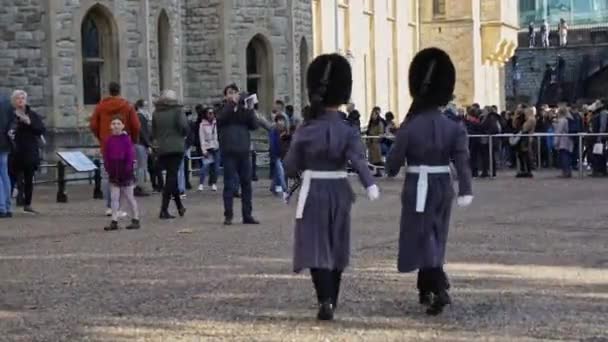 Два Вооруженных Охранника Лондона Маршируют Лондонском Тауэре Вид Сзади — стоковое видео