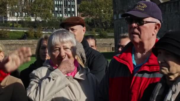 Bir Grup Yaşlı Turist Londra Kulesi Ndeki Tur Rehberi Yeomen — Stok video