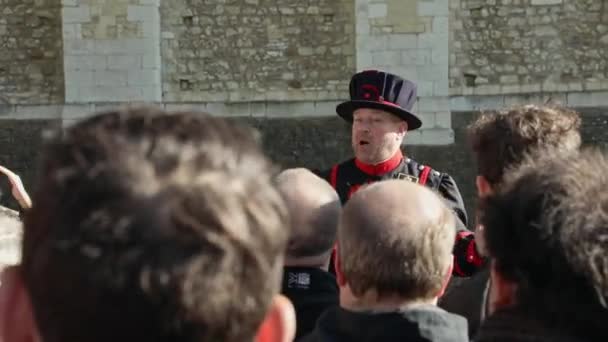 ロンドン塔の観光客のための歴史的事実を説明する伝統的な衣装でロンドン市内観光ガイド 行動中のヨーマン — ストック動画