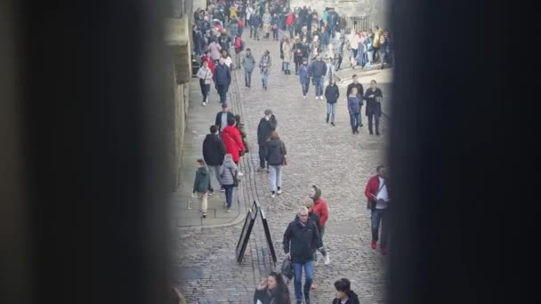 Vista Través Una Valla Hacia Multitud Turistas Caminando Por Calle — Vídeo de stock
