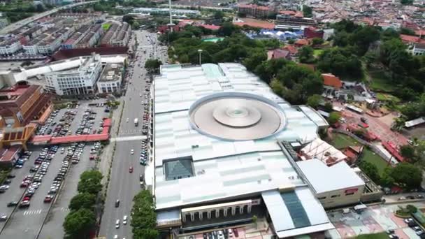 Rotierende Luftaufnahme Rund Den Geschäftigen Melaka Megamall Mit Vorbeifahrendem Verkehr — Stockvideo