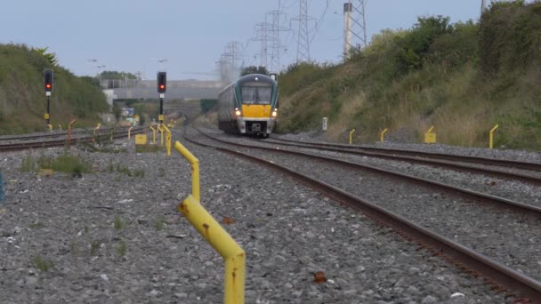 Pociąg Pasażerski Irlandzkiej Kolei Transportowanie Pracowników Going Home Dublin City — Wideo stockowe