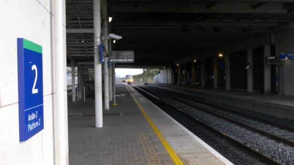 Irlandzki Pociąg Kolejowy Dublina Kraju Zatrzymujący Się Stacji Kolejowej Park — Wideo stockowe