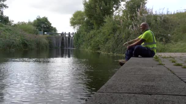 Magazynier Robi Sobie Krótką Przerwę Tryskając Wodą Kanału Rzecznego Dublinie — Wideo stockowe
