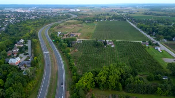 Kırsal Kesimdeki Çiftlikleri Kaçınılmaz Kentsel Yayılmayı Ayıran Bir Otoyol — Stok video
