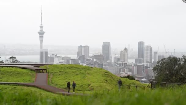 Touristen Flanieren Einem Nebligen Windigen Tag Auckland Neuseeland Auf Der — Stockvideo